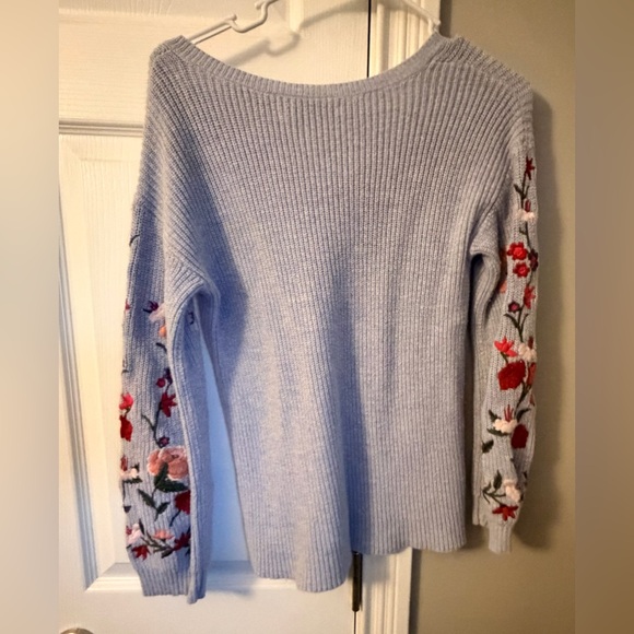 American Eagle Outfitters Light Gray V-Neck Sweater with Floral Embroidery - Picture 2 of 4